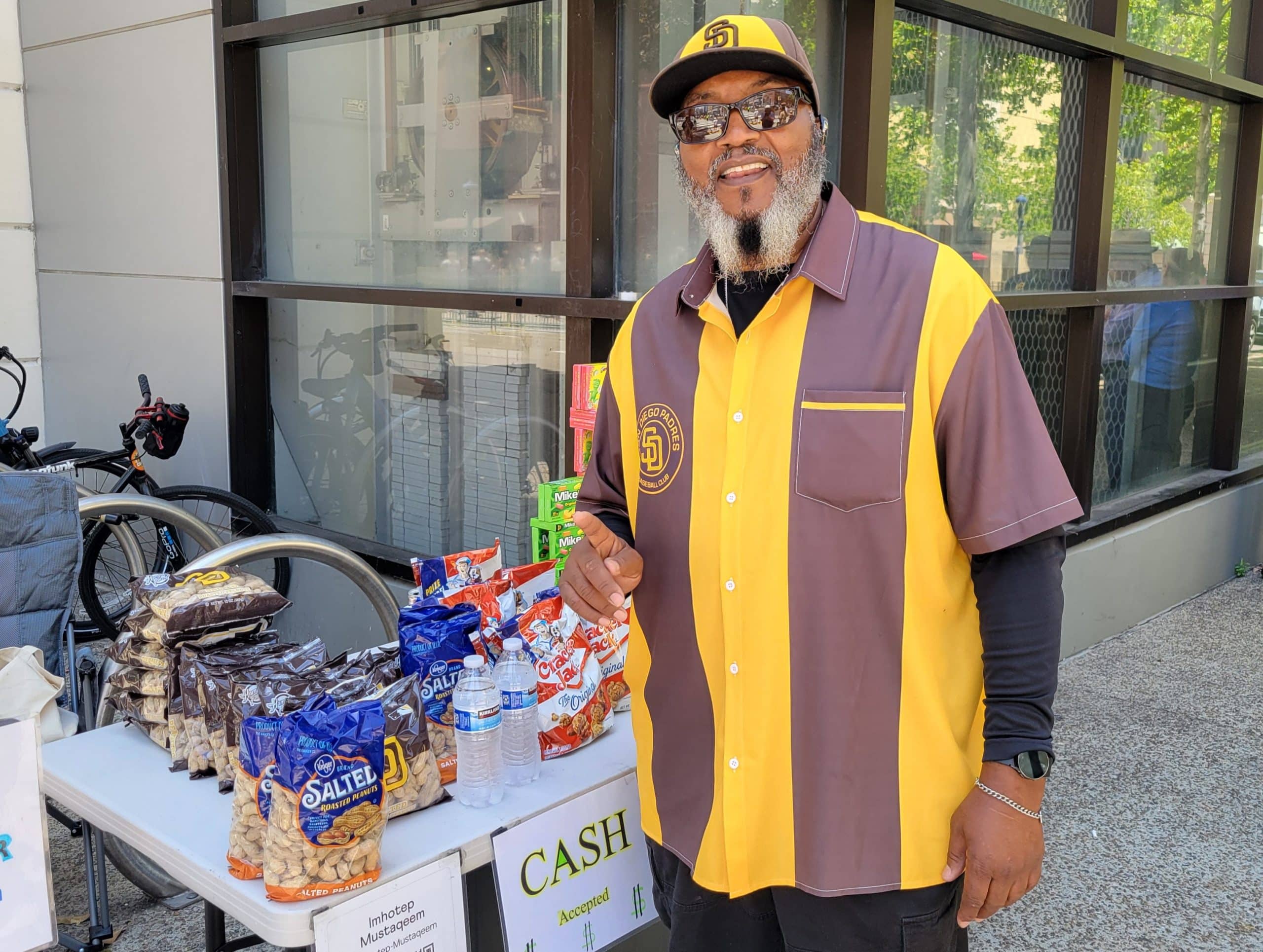 Downtown-San-Diego-Sidewalk-Vendor-Is-Back