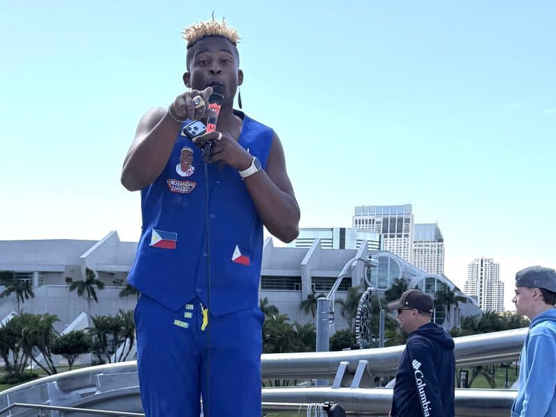 Street-performer-are-you-living-Joe-Dreamz